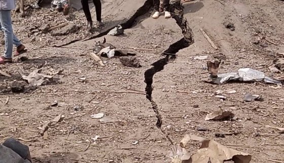 아프리카 가나 아피아테에서 발생한 폭발 사고로 땅에 금이 간 사진. [사진 트위터 캡처=연합뉴스]