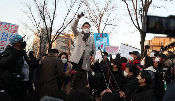 이재명 더불어민주당 대선 후보가 21일 서울 마포구 연남동 거리에서 열린 '걸어서 민심 속으로' 연남동 거리 걷기 행사에서 연설하고 있다. [국회사진기자단]