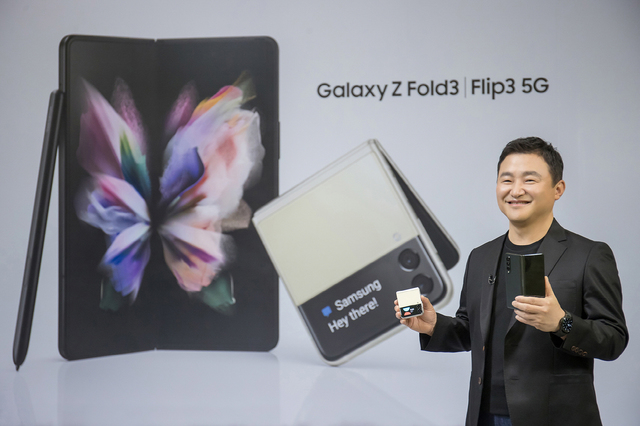 [서울=뉴시스] 삼성전자는 11일 삼성 갤럭시 언팩 2021(Samsung Galaxy Unpacked 2021: Get ready to unfold) 행사를 온라인으로 개최했다. 삼성전자 무선사업부장 노태문 사장이 '갤럭시 Z 폴드3'와 '갤럭시 Z 플립3'를 소개하고 있다. (사진=삼성전자 제공) 2021.08.12. photo@newsis.com *재판매 및 DB 금지