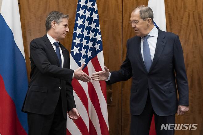 [제네바=AP/뉴시스]토니 블링컨 미국 국무장관(왼쪽)과 세르게이 라브로프 러시아 외무장관이 21일(현지시간) 스위스 제네바에서 회담에 앞서 악수를 하고 있다. 2022.01.21.