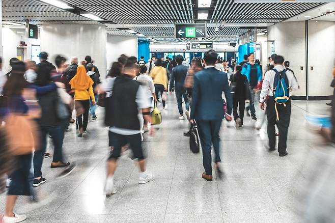 홍콩 지하철역에서 시민들이 오가는 모습 자료사진. 기사 내용과 직접 관련 없음. 123rf 제공