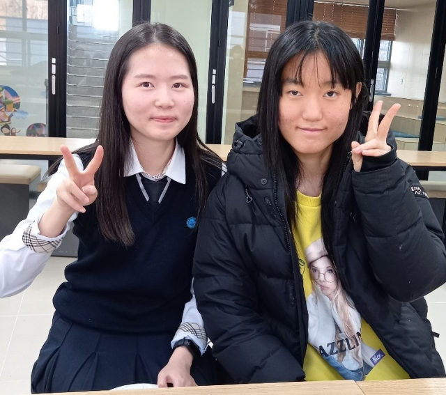 국립서울농학교 윤지수(왼쪽), 김성은 학생이 인터뷰를 마친 후 손가락으로 'V'자를 그리며 기념 촬영을 하고 있다.