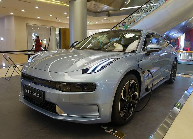 중국 지리자동차 산하 전기차 브랜드 지커(ZEEKR)가 베이징의 한 쇼핑몰 안에 전시돼 있다. /김남희 특파원