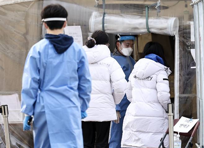22일 오전 서울 용산역 임시선별진료소에서 시민들이 검사를 받기 위해 이동하고 있다. 연합뉴스