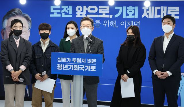 더불어민주당 이재명 대선후보가 22일 서울시 마포구 '블루소다'에서 청년 공약을 발표하고 있다. 연합뉴스