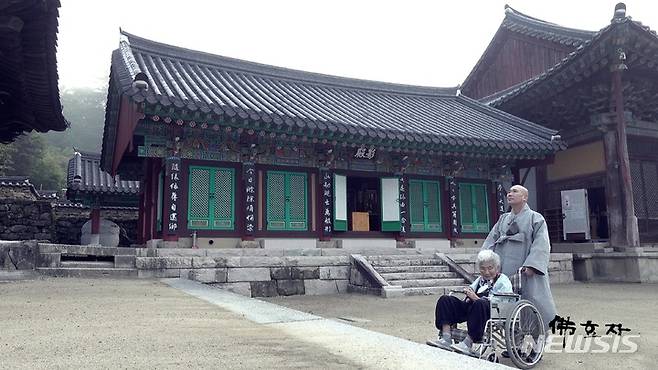 [서울=뉴시스] 다큐멘터리 영화 '불(佛)효자'에 마가 스님과 그의 어머니 박종순 씨가 출연했다. (사진=영화 '佛효자' 제공) 2022.01.21. photo@newsis.com *재판매 및 DB 금지