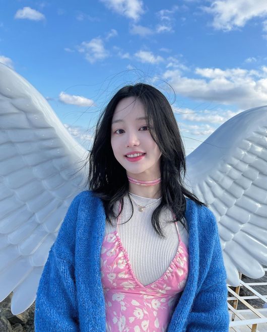 Actor Lee Yu-bi has finally proven himself to be an angel.Lee Yu-bi posted a photo on her SNS on the 22nd.In the photo, Lee Yu-bi is standing in front of an angel wing sculpture, making a fresh look, wearing a blue cardigan and a pink bustier, and showing an extraordinary fashion sense.The rain was now an angel, and the wings were digestive. The white skin and the clear features of the rain drew attention.On the other hand, Lee Yu-bi appeared on TVN Yumis Cells.