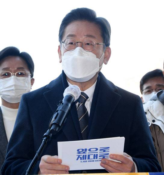 서울 지역 공약 발표하는 이재명 후보 - 더불어민주당 이재명 대선 후보가 21일 오후 서울 은평구 은평한옥마을 찾아 대규모 주택 공급과 주요 철도?도로 지하화, 주거 안정 등을 핵심으로 하는 서울 지역 공약을 발표하고 있다. 2022.1.21 국회사진기자단