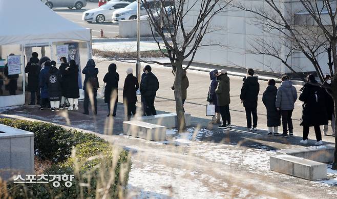 서강대역사 광장에 마련된 서울 마포구 코로나19 임시선별검사소를 찾은 시민들이 21일 검사 순서를 기다리고 있다. 김영민 기자