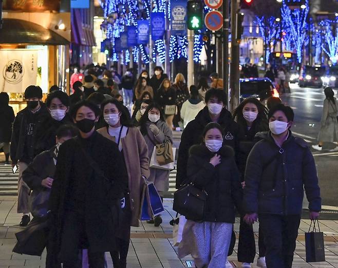(나고야 교도=연합뉴스) 일본 전국에서 코로나19 신규 확진자가 5만명선을 처음 넘은 22일 저녁 나고야(名古屋)시 사카에 거리를 마스크 쓴 행인들이 오가고 있다.