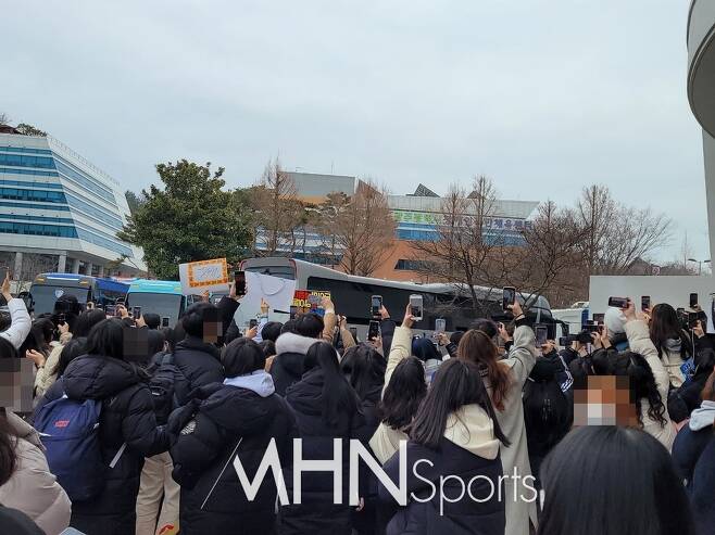 사진= 경기장을 찾은 수많은 팬들이 선수들이 탄 버스를 기다리고 있다ⓒMHN스포츠 권수연 기자