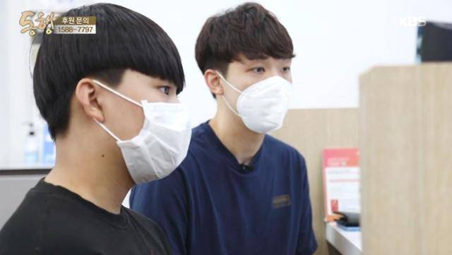 청년 가장인 전건호씨(오른쪽)와 그의 동생이 휴대폰 매장에서 낙담한 표정을 하고 있다. 전씨가 돈을 벌어 동생의 고장 난 휴대폰을 바꿔 주려 매장을 찾았는데, 법적 대리인이 아니라는 이유로 사지 못했다. 미성년 휴대폰 새 개통엔 부모 등 법적 대리인의 동의가 반드시 필요하다고 한다. KBS1 '동행' 방송 캡처