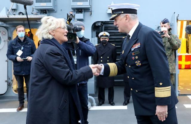 카이아킴 쇤바흐(오른쪽) 독일 해군참모총장이 지난해 12월 17일 크리스티네 렘브레히트 독일 국방장관과 악수하고 있다. AFP 연합뉴스 자료사진