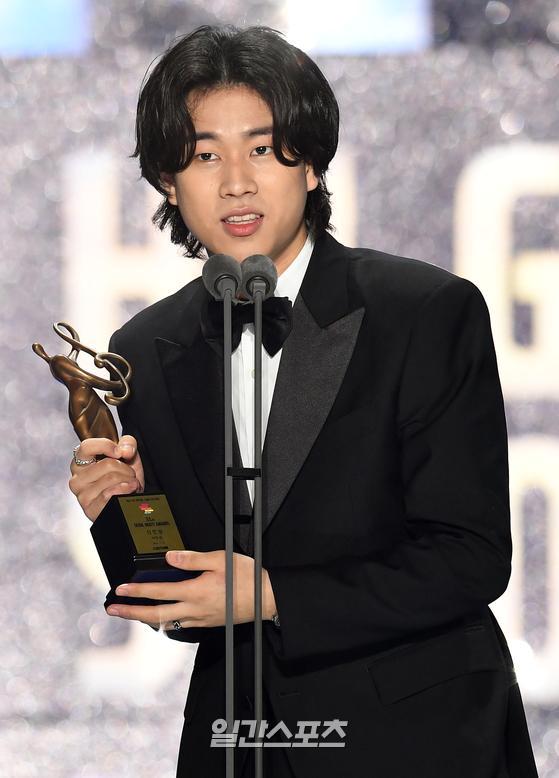 Singer Lee Mu-Jin is showing his impression after winning the award at the 31st High1 Seoul Song Awards ceremony held at Gocheok Sky Dome in Seoul on the afternoon of the 23rd.Photo: Sports Seoul Provides 2022.01.23