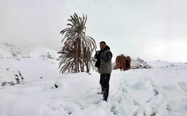 사하라 사막 지대에 눈이 쌓였다. 데일리메일은 북아프리카 알제리 사막도시 ‘아인 세프라’ 모래밭에 눈이 깔렸다고 보도했다./사진=카림 부셰타타 인스타그램(@karim_bouchetat)