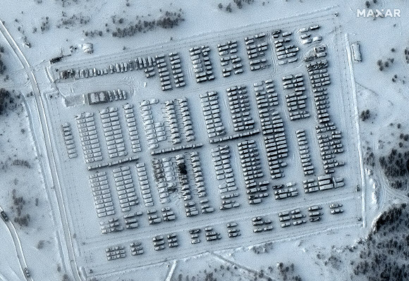 러시아軍은 보란듯 집결  - 맥사 테크놀로지스가 제공한 위성 사진에 19일(현지시간) 러시아 보로네시의 포고노보 훈련장에 군 차량들이 집결해 있다.보로네시 AP 연합뉴스