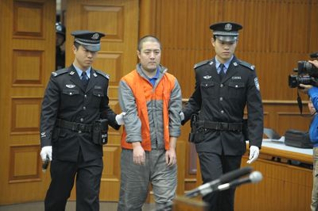아버지를 흉기로 잔인하게 살해한 아들에 대해 재판부가 무기징역을 선고했다. 고의살인 혐의가 인정될 경우 사형을 판결해왔던 중국 사법부가 예외적으로 무기징역을 선고했다는 점에서 매우 이례적인 판결이다.