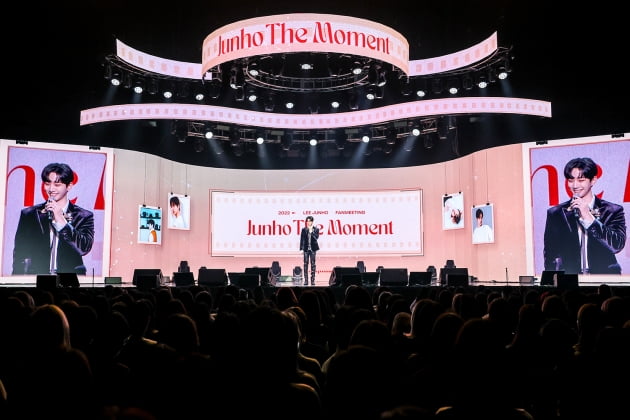 Group 2PM member and actor Lee Joon-ho has concluded a solo fan meeting, Junho the Precious Moments, Inc. (JUNHO THE MOMENT).Lee Joon-ho held an offline solo fan meeting JUNHO THE MOMENT at the Blue Square Master Card Hall in Yongsan-gu, Seoul on the 22nd and 23rd.On the 23rd, the company simultaneously conducted online pay-per-view live broadcasts through Beyond LIVE (Beyond Live) platform.This fan meeting was held in October 2018 for the first time in commemoration of the birthday of January 25, about three years after the first solo fan meeting THE SPECIAL DAY [unforgettable day].Lee Joon-ho glamorously announced the start of the fan meeting with the solo song Nobody Else (Nobody Els) which everyone waited for.The performance with the fascinating tone and adult sexy warmed up the atmosphere of the scene. I was tearful when I watched the eyes of the audience as Jeonju flowed and called for the first verse.I was worried and excited about waiting for this moment, but it is the first time that my feelings are getting up at the same time as I started.I still did my best to show you a wonderful appearance as I have pride and greed for the stage. As the saying, I did not eat well to make meaningful time, and I prepared hard to sleep, various corners such as balance game, unlisted photo opening, 5-character talk, question and answer, and unexpected mission were prepared.This was well-known by Lee Joon-ho, who is trying to communicate more closely with fans.Nielsen Korea, which recorded the highest audience rating of 17.4% nationwide, showed the attention of the MBC drama Red End of Clothes Retail as well as the momentary behind-the-scenes talk, Did you wield it to me or did I wield it to you? I reenacted the famous ambassadors such asEspecially, he showed off the aspect of his nickname Efox (FOX) that he was well aware of fanship and gathered enthusiastic reaction.I wore a cat ear headset that changed shape according to the brain wave condition and shook the intestines with a glamorous charm.Also, when the mission of shooting a bullet in love with various motions was given, I do not really do this.I do not have a talent, he said, waving naturally and shooting a bullet of love, and the audience filled the theater with a tremendous clapper sound.The question, What is the most missing these days?, I was most missed waiting for the fans to meet today, so I was so excited about rice.The solo songs Fire (Fire), CANVAS (Canvas), HYPER (Hyper), Im In Love (Im In Love), Ride Up (Ride Up) stage as well as several surprise events during the fan meeting were held, sharing even more special times.Actor Song Jung-ki appeared as a surprise guest on the 22nd performance and shone Teachin chemistry.Lee Joon-hos surprise birthday party was held on the 23rd, leaving one more memorable memory with fans around the world.Lee Joon-ho said, There is a story that I want to hear when I see the slogan in your slogan Junhos season now.Thanks to all the moments when fans beautifully illuminated Lee Joon-ho, I think that every season was my season every year.I am grateful for the fact that I know that I am going to do my part in the future.Lets make good memories with those moments. Im using the word popularity is the season as an activity motto, he said at a talk show more than a decade ago.Lee Joon-ho, who has built up his own path by steadily building his own self-management and sincerity with weapons, will continue to make every moment a season of Lee Joon-ho and hope to be a great pride for his fans.