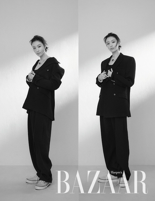 Actor Kim Ah-joong showed off his unique presence in the picture.On the 24th, fashion magazine Harbus Bazaar released a photo of a picture with Kim Ah-joong.Kim Ah-jong in the photo is spewing his own unique aura in a neat studio without any hesitation.Simple costumes and make-up make Kim Ah-joongs charm shine even more.Meanwhile, Kim Ah-joong, who is about to meet with viewers with the next mystery tracking thriller Grid by Soo Yeon Lee, who wrote TVN Drama Secret Forest, revealed the opportunity to choose Grid.It was the best suspense water script Ive ever received, he said.If most scripts take the coordinates they are aiming for and run in that direction, writer Soo Yeon Lee never shows where they are heading.Every second, every scene, I keep the anxiety and tension to the end so that I can not expect the front, and I lead the drama.Of course, it is not easy for Actor to postpone, but it was so new, and above all, I was greedy for the work. Kim Ah-joong also revealed the leisure and reflective attitude of Actor in his 18th year of debut. After 10 years, I did not count the annual number.I dont celebrate or regret the past. Ive been doing it all along. I was more passionate when I was a kid.I think Ive changed my mind about working with that time, though I cant tell if its mature or bored.Well, I still love and enjoy my job enough.Actor Kim Ah-jongs interview with Drama, which will soon show a new look, can be confirmed in the February issue of Harpers Bazaar.Meanwhile, Drama Grid is a mystery tracking thriller about a managerial staff and Detective who digs into the truth about the mysterious existence that saved humanity in crisis.Photo Sources  Harpers BAZAAR, Harpers Korea