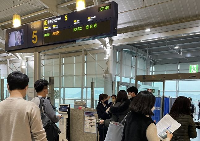 지난 23일 김해국제공항에서 에어부산이 신규 취항한 사이판 행 항공편에 승객들이 탑승하고 있다.ⓒ에어부산