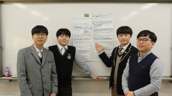 대인고와 서인천고 `꿈두레 공동교육과정` 경제반 학생들이 수행평가 결과물을 소개했다. 왼쪽부터 박준서, 유채준(이상 대인고 1), 조용신(서인천고 1), 조용환 교사(포스코고).