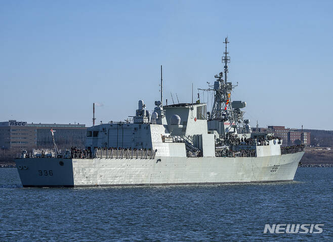 [AP/뉴시스] 19일 캐나다 구축함 몬트리얼 호가 나토 동맹의 지중해 6개월 배치임무를 위해 핼리팩스항을 떠나고 있다. 240명이 승선해있다