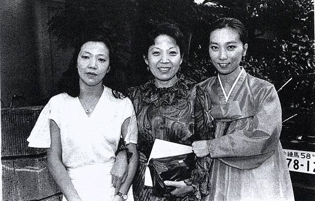 ▲사진2. 일본현대무용협회와 코파나스 공동 주최, 이사도라 던컨에게 바치는 헌정 초청 공연을 마치고, 사진 왼쪽 부터 김명수, 육완순, 안신희, 1983,6.26. ⓒ김명수