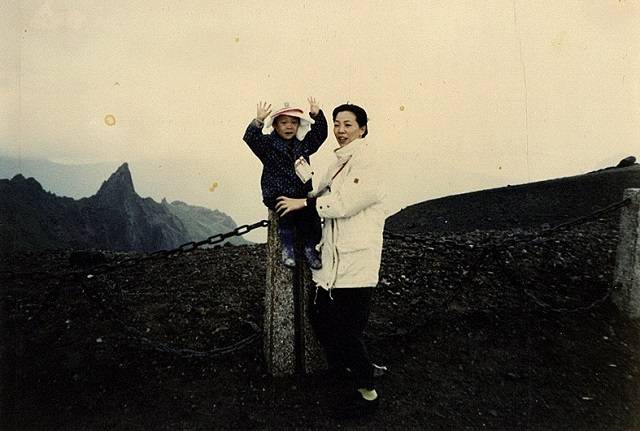 ▲사진5. 가족과 함께 북한 방문, <백두산 천지>에서 아들 황호섭(당시 3세)과 김명수, 1990, 8 ⓒ김명수