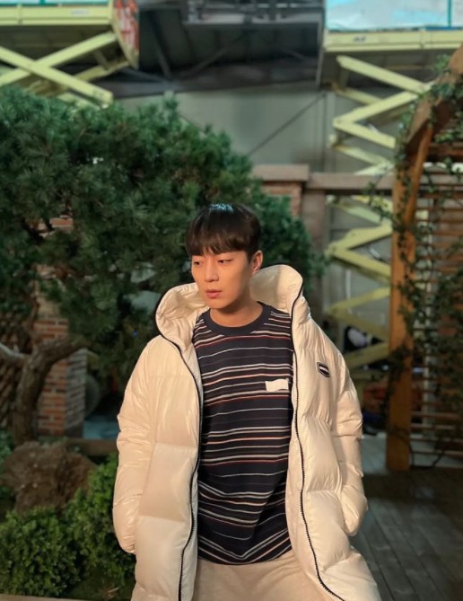 Yoon Doo-joon in the group highlights showed off his warm visuals.On the morning of the 24th, Yoon Doo-joon said to his instagram, Its already over in January! Lets watch the next weeks holidays and make a fight this week!!!!!!!!and posted a picture with the phrase.In the photo, Yoon Doo-joon took a picture in a long padding: neatly ordered hair and a sharp jawline, capturing The Earrings of Madame de...Meanwhile, Yoon Doo-joon appears in the movie Honest Candidate 2.