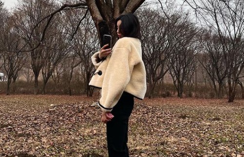 Kwon Eun-bi, a member of the group IZWON, has created a unique charm.On the afternoon of the 24th, Kwon Eun-bi posted several photos on his instagram without any phrase.In the photo, Kwon Eun-bi took pictures outdoors, wearing a thick jacket and a black slacks with slender legs, showing off her slender figure.Above all, her transparent white skin made her lovely visuals shine even more.Meanwhile, Kwon Eun-bi is communicating with fans through the official YouTube channel after the debut song Door activity.