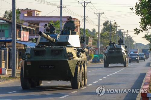 쿠데타 이틀 뒤 장갑차를 타고 도심을 지나가는 미얀마 군인들. 2021.2.3 [AFP=연합뉴스 자료사진]