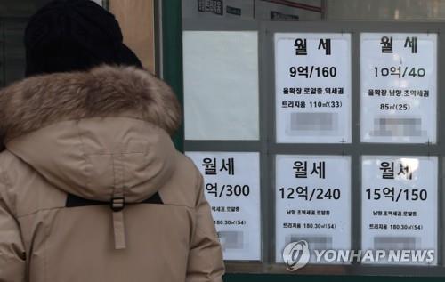 서울의 한 공인중개사무소 앞에 붙은 월세 관련 정보 [연합뉴스 자료사진]