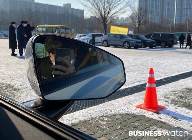 폴스타2의 사이드 미러엔 프레임이 없다. /사진=나은수 기자 curymero0311@