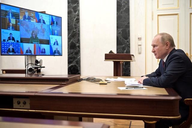 블라디미르 푸틴 러시아 대통령이 12일 모스크바에서 화상 국무회의를 주재하고 있다. 모스크바=로이터 연합뉴스