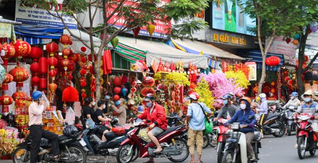 지난 24일 베트남 호찌민시 5군에 위치한 한 전통시장의 구정(뗏) 장식품 판매 거리가 물건을 사려는 시민들로 붐비고 있다. 뚜오이쩨 캡처