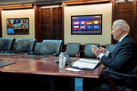조 바이든 미국 대통령이 24일 백악관 상황실에서 유럽 정상들과 화상 통화하고 있다. 미국과 유럽 정상들은 러시아의 우크라이나 공격 시 대응을 논의했다. [로이터=연합뉴스]