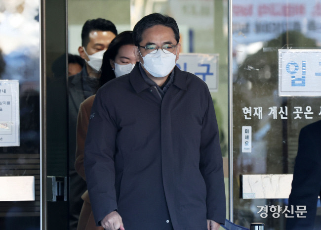 아들 퇴직금 50억원 의혹을 받는 곽상도 전 의원이 1일 오전 서울 서초구 서울중앙지법에서 열린 구속 전 피의자 심문(영장실질심사)을 받고 청사를 나서고 있다. 김기남 기자
