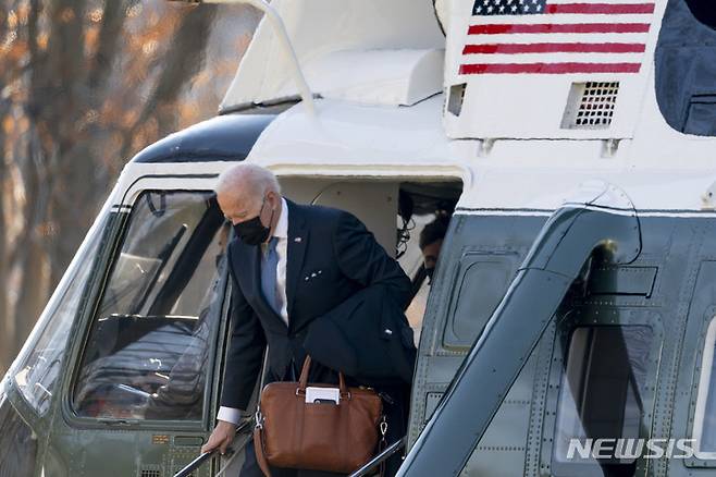 [워싱턴=AP/뉴시스]조 바이든 미국 대통령이 24일(현지시간) 캠프데이비드를 떠나 백악관에 도착한 모습. 2022.01.24.