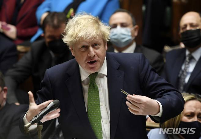 [런던(영국)=AP/뉴시스] 보리스 존슨 영국 총리가 지난 19일(현지시간) 런던 하원에서 열린 총리 질의 시간에 발언하고 있다. 2022.01.25.