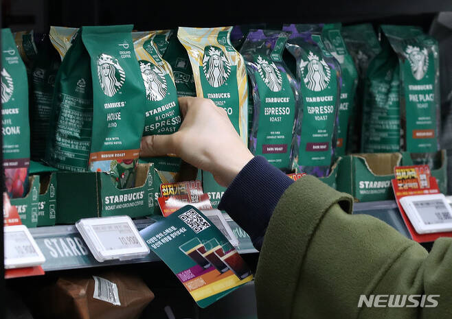 [서울=뉴시스] 백동현 기자 = 국제 원두 가격이 최고치를 기록한 19일 오전 서울 시내 한 대형마트에서 시민들이 커피를 살펴보고 있다. 이날 CNN에 따르면 원두 선물 가격이 올해 들어 80% 이상 올라 2012년 1월 이후 최고 수준으로 상승했다. 가격 급등의 원인은 세계 최대 커피 원두 생산국인 브라질이 겪는 이상 기후로 풀이된다. 2021.11.19. livertrent@newsis.com