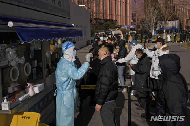 [베이징=AP/뉴시스] 16일 중국 베이징의 한 임시 선별검사소에서 주민들이 코로나19 검사를 받고 있다. 2022.01.16