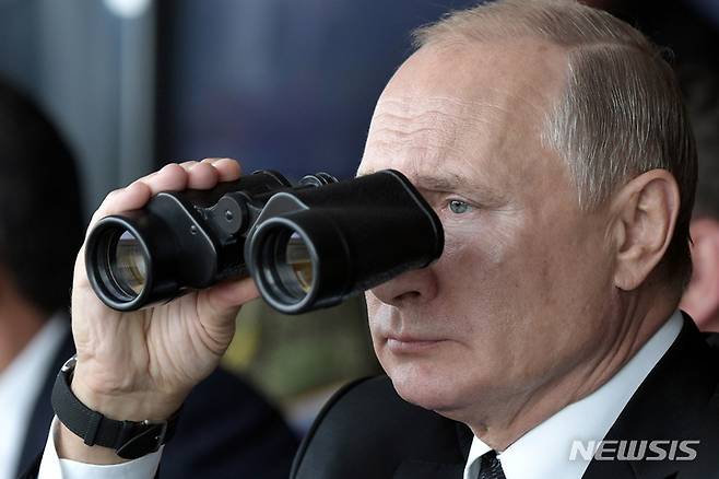 [오렌부르크=AP/뉴시스]블라디미르 푸틴 러시아 대통령이 2019년 9월 군사훈련을 참관하고 있다. 2019.9.20.