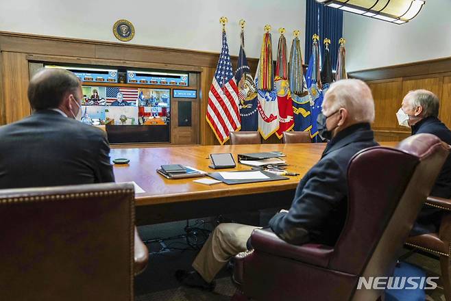 [캠프데이비드=AP/뉴시스]조 바이든 미국 대통령(가운데) 이 22일 캠프데이비드에서 국가안보팀과 러시아의 우크라이나 공격 가능성에 관해 화상 회의하고 있다. 2022.1.22.
