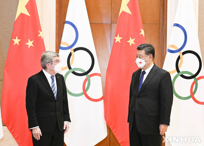 [베이징=신화/뉴시스] 25일 중국 베이징 국빈관 댜오위타이에서 시진핑 국가 주석과 토마스 바흐 국제올림픽위원회(IOC) 위원장이 면담에 앞서 기념촬영을 하고 있다. 2022.01.25