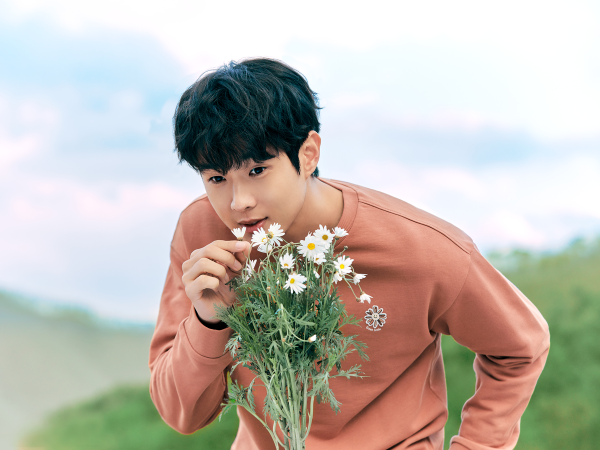 The spring pictorial featuring the various charms of Actor Choi Woo-shik was released.In the released picture, Choi Woo-shik showed a trendy casual look with a unique lovely smile as if he reproduced the Character Choi Woong style in the Drama That Year.I was able to fully demonstrate the style icon by completely digesting from comfortable casual wear based on nature to business wear with the motto of the rusty life enjoying the convenience of the city.In another picture, Choi Woo-shik enjoyed a sensual mix match with a trench coat and a squeaky set-up of semi-overfit, and showed a unique fashion sense with a color inner point on a truffle jacket that can be worn from spring to spring.