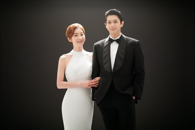 The entertainment industry is booming in the new year, and the number of celebrities who have reported their marriage for a month has reached nine.Singer and Actor Son Dam-bi announced on May 25 that he will marry former speed skating national team coach Lee Kyou-hyuk on May 13th in a private wedding ceremony at Seoul Motivation, which is the wedding announcement for four months.I have a person who wants to live with me, Son Dam-bi wrote on his social networking service, saying, I will marry in May with someone who has made me look the best when Im with you, laugh when Im with you, and know that Im happy.Were starting a new life with a wise and caring person, Lee Kyou-hyuk said. Ill show you a good look so that you can repay your love.On the 24th, Actor Park Se-young announced his marriage to Kwak Jung-wook, who had a relationship through School 2013.On the 24th, Park Se-youngs agency, CELEN Company, announced that Park Se-young will make a 100-year anniversary with his lover, Actor Kwak Jung-wook, in mid-February.The wedding is held privately with family and relatives.Actor Park Shin-hye and Choi Tae-joon also posted a happy wedding march on the 22nd.On the 21st, the marriage of Actor Wang Ji-won and Vallejorino Park Jong-seok was announced.Wang Ji-won and Park Jong-seok have made a relationship through Vallejo and will be fruitful in February.Wang Ji-won recently released a Vallejo pictorial with Park Jong-seok on Instagram.Actor Wang Ji-won, a Vallejorina native, made his debut through Shut Up and Family in 2012; and is scheduled to return to New Years Drama No Man to Make a Coming Back.Vallejorino Park Jong-seok is a National Vallejo dancer who is three years younger than Wang Ji-won. He has been a member of the National Vallejo Group since 2016.On the 19th, Andy announced his marriage plan by revealing his relationship with Lee Eun-joo announcer of Jeju MBC, who is 9 years younger.On the 18th, So Yeon from Tiara announced his marriage to Suwon FC Jo Yoo Min, who is 9 years younger.On the 16th, Jewelry Kim Eun-jung and composer Lim Kwang-wook married. The two of them reported the pregnancy news with the marriage news last November.On the 13th, singer KCM (real name Kang Chang-mo) announced that she had already reported her marriage to a non-entertainer woman who was 9 years younger. On the 11th, trot singer Shin Mi-rae announced that she signed a 100-year contract with a non-entertainer man who had been dating for five years in March.