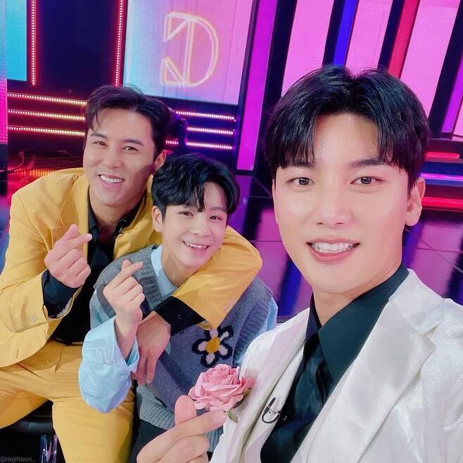 Roh Ji-hoon posted several photos on his instagram on the 25th with an article entitled Show me singing for a long time.In the open photo, Roh Ji-hoon poses with Jang Min-Ho and Jung Dong-won, who look at the camera and smile brightly.They are presumed to be the filming site of the TV Chosun entertainment program Fourday is good at night.Roh Ji-hoon and Jang Min-Ho wear yellow and white suits, respectively, while Jung Dong-won showcases casual styling.The netizens who saw this responded such as All three are cute and It is beautiful.On the other hand, Roh Ji-hoon is appearing on KBS2 Saving Men Season 2, My Homecoming at 6 oclock, and TV Chosun Good Night.Photo = Roh Ji-hoon Instagram