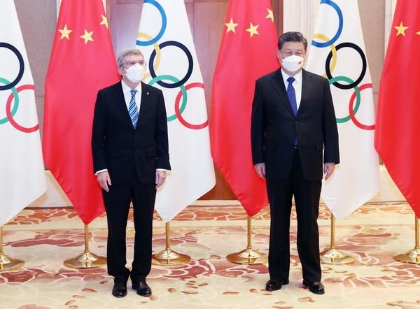 바흐 위원장 만난 시진핑 주석(오른쪽) [중국 외교부 홈피 캡처] 재판매 및 DB 금지