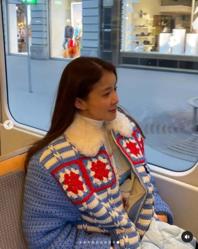 Actor Lee Si-young visited Zürich, Switzerland.Lee said on his instagram on Saturday, Zürich.Trams are beautiful, food is delicious, and the Remart intensity is so beautiful # Switzerland and love #inLOVEwithSWITZERLAND .In the photo, Lee is invited as a Swiss ambassador to find Zürich. He throws food to the gulls and takes a tram to see the city.The comfortable and happy expression makes the viewers smile.Lee, who was born in 1982, married Cho Seung-hyun, a restaurant businessman, in 2017, and has a son born in 2018.