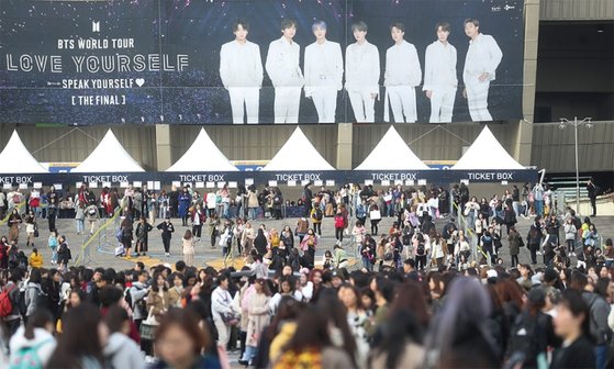 2019년 10월 26일 오후 서울 잠실종합운동장 일대가 방탄소년단 콘서트를 찾은 팬들로 인산인해를 이루고 있다. 이날 공연엔 아미 2만여 명이 운집했다. / 사진:연합뉴스